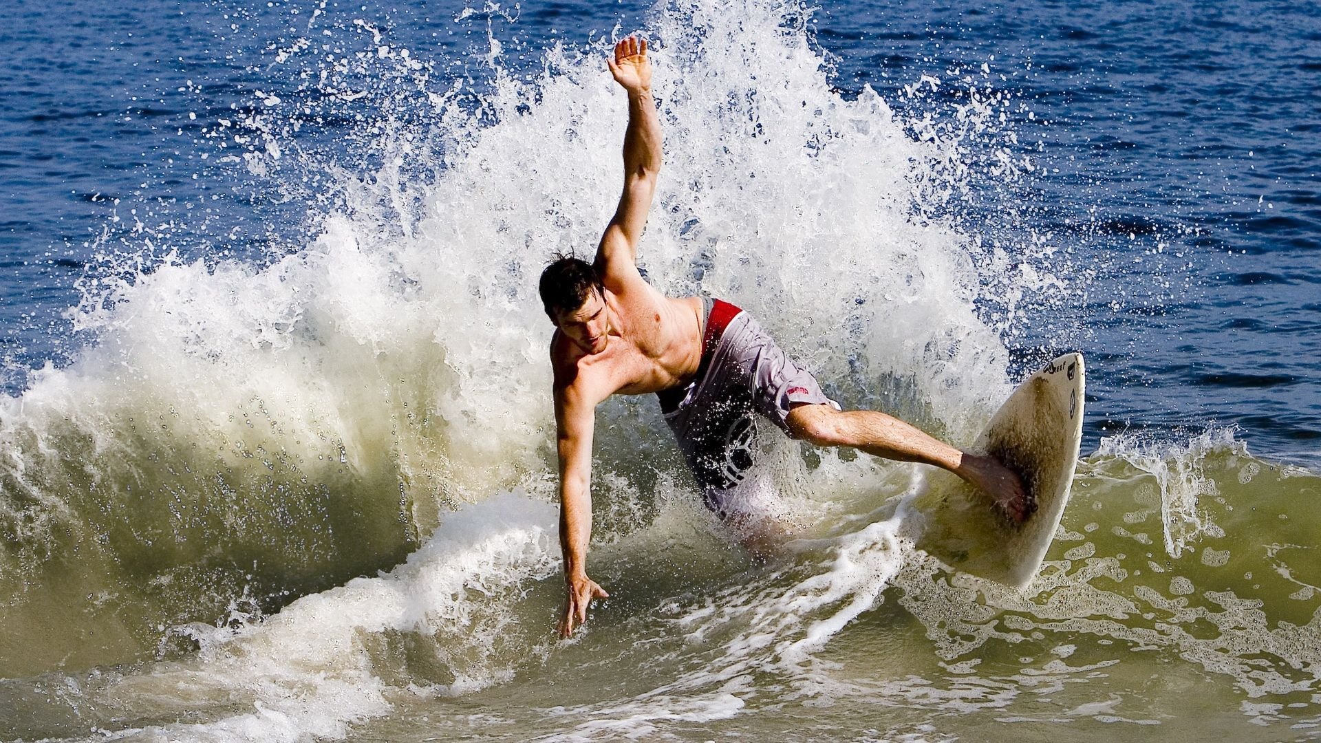 田径赛场焦点！比利时队对阵德国队，意外判罚引发热议，比赛氛围紧张